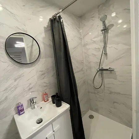 Spacieux Avec Balcon Et Parking Gratuit Apartament *