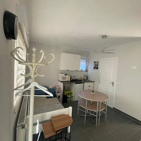 Spacieux Avec Balcon Et Parking Gratuit